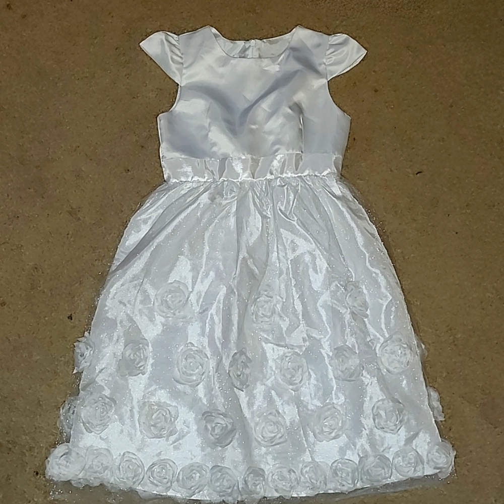 White girls dress, like brand new. Worn around 2,3 times